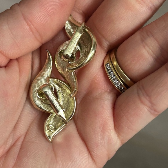 4/$50 Coro fan Elegant Gold Leaf clip on vintage Earrings 💚 - Picture 5 of 7